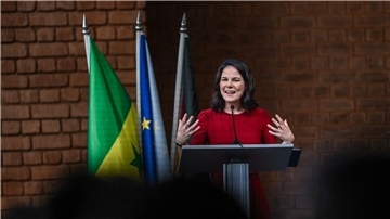 Außenministerin Annalena Baerbock wirft Russland und China vor, in Afrika Wunden der Kolonialisierung zu instrumentalisieren. Sie will bessere Angebote machen.