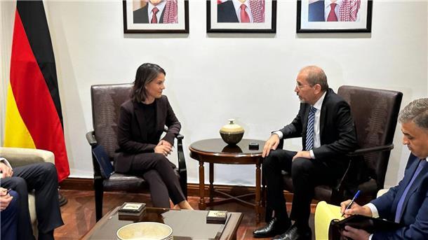 Baerbock: 50 Millionen Euro humanitäre Soforthilfe für Gaza Außenministerin Annalena Baerbock zusammen mit ihrem jordanischen Amtskollegen Aiman al-Safadi in Amman.