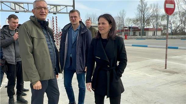 Baerbock besucht mit Kuleba südukrainische Hafenstadt Odessa Außenministerin Annalena Baerbock zusammen mit ihrem ukrainischen Amtskollegen Dmytro Kuleba am Grenzübergang Palanca in Moldau.
