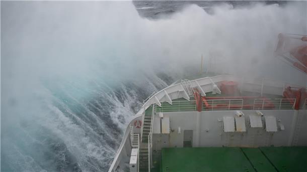 Aussicht von der Polarstern auf See bei stürmischem Wetter