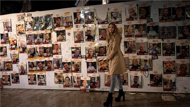 Gespräche über Geisel-Deal auf Beamtenebene in Katar Ausstellung mit Postern von Menschen, die am 7. Oktober 2023 von der Hamas als Geiseln genommen wurden in Tel Aviv.