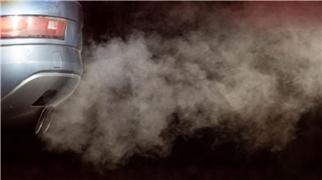Ausstoß an klimaschädlichen Treibhausgasen: Abgase aus dem Auspuff eines Autos.