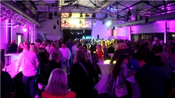 Bildergalerie: So wild wurde „Bremerhaven tanzt“ im Fischbahnhof gefeiert Eine Party mit vielen Menschen.