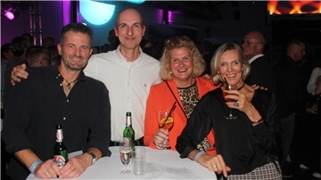 Das sind die besten Party-Bilder von „Bremerhaven tanzt“ im Fischbahnhof Eine Party mit vielen Menschen.