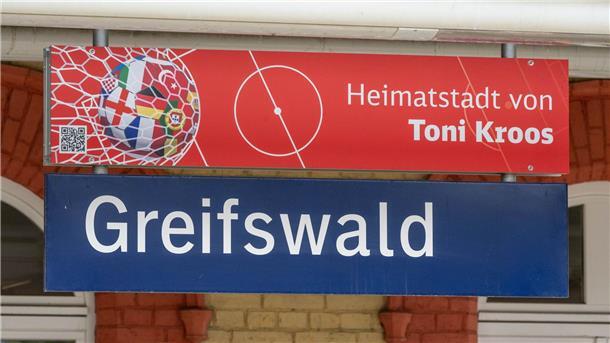 Toni Kroos erhält Verdienstorden von Mecklenburg-Vorpommern Auszeichnung für Toni Kroos: In seiner Heimatstadt Greifswald soll der Fußball-Star den Verdienstorden des Landes Mecklenburg-Vorpommern erhalten.