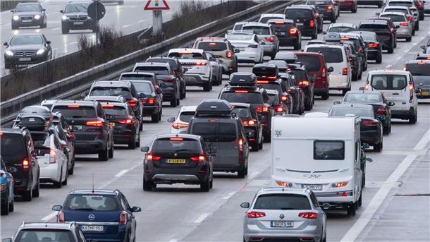 ADAC Prognose: Stauwarnung vor Weihnachten Autofahrer brauchen viel Geduld am Wochenende - auch die Innenstädte können sehr voll werden. (Archivbild)
