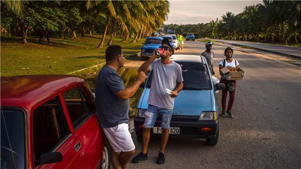 Autofahrer warten in Havanna auf die Ankunft eines Tanklastwagens mit Kraftstoff.