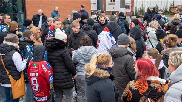 Sechs Spieler verlassen die Fischtown Pinguins - der Abschied in Bildern Autogramme der Pinguins-Spieler sind gefragt.