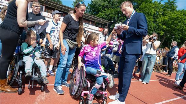 Autogramme für große und kleine Fans.