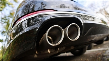 Autohersteller müssen seit 2010 den CO2-Ausstoß ausweisen und Abgaben zahlen müssen, wenn sie bestimmte Grenzen überschreiten.