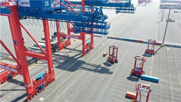  Van Carrier im Hafen, Luftaufnahme