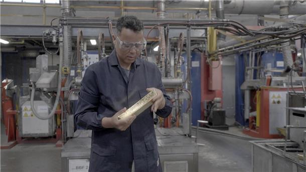 Wie die Schweiz im weltweiten Goldhandel mitmischt Autor Dave Leins mit einem Goldbarren .