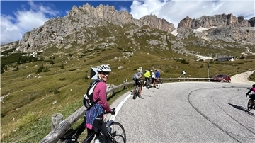 Autorin Susanne Böllert am Anstieg zum Passo Pordoi, dem mit 2239 Metern höchsten Punkt der Sellaronda.