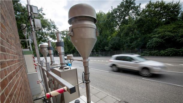 EU-Kommission: Grenzwerte für Feinstaub mehr als halbieren Autos fahren am Neckartor in der Stuttgarter Innenstadt an einer Messstation für Feinstaub vorbei.