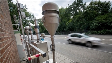 Autos fahren am Neckartor in der Stuttgarter Innenstadt an einer Messstation für Feinstaub vorbei.