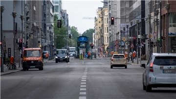 Autos fahren auf der Friedrichstraße. Seit dem 1. Juli ist das rund 500 Meter lange Teilstück der Friedrichstraße wieder für den Autoverkehr freigegeben.
