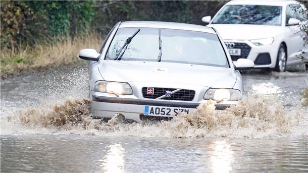 Sturmtief in Frankreich und England: Verkehr eingeschränkt Autos fahren durch das Hochwasser in der Nähe von Whitley Bay an der Nordostküste Englands. Das aufziehende Sturmtief bereits für heftigen Regen gesorgt.