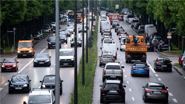 Autos fahren im Berufsverkehr über den mittleren Ring in München. Von den gesteckten Klimazielen ist vor allem der Verkehrssektor noch weit entfernt.