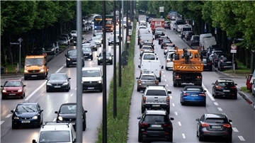 Autos fahren im Berufsverkehr über den mittleren Ring in München. Von den gesteckten Klimazielen ist vor allem der Verkehrssektor noch weit entfernt.