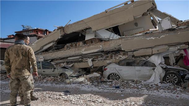 WHO: Schlimmste Naturkatastrophe seit einem Jahrhundert Autos, Häuser - das türkische Kirikhan liegt in Trümmern.