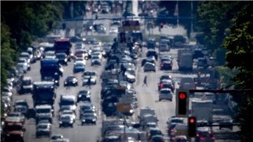 Autos, LKW und Lieferfahrzeuge in der Hauptstadt Berlin. Laut Expertenrat für Klimafragen stehen vor allem die Bereiche Gebäude und Verkehr schlecht da.