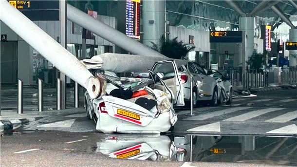 Autos sind durch den Einsturz einer Überdachung des Abflugterminals des Flughafens Indira Gandhi in Neu-Delhi beschädigt worden.
