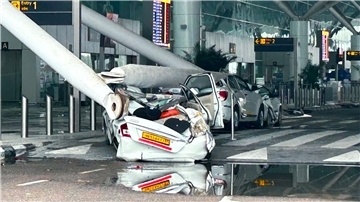 Autos sind durch den Einsturz einer Überdachung des Abflugterminals des Flughafens Indira Gandhi in Neu-Delhi beschädigt worden.
