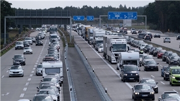 Autos stehen auf der A7 Richtung Hamburg im Stau.