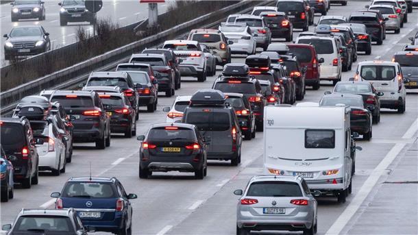 Autos stehen auf der Autobahn 8 in Fahrtrichtung München im Stau. Am Neujahrstag müssen Urlauber mit Staus und Verkehrsbehinderungen rechnen (Archivbild).