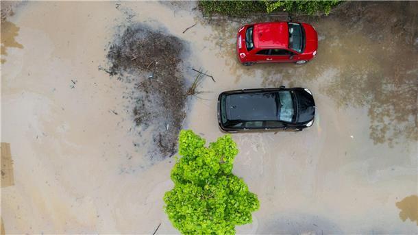 Hunderte Einsätze nach Gewittern und heftigen Regenfällen Autos stehen auf einem überschwemmten Parkplatz in Frankfurt am Main.
