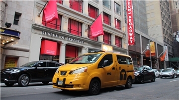 Autos stehen vor dem „Museum of Broadway“.