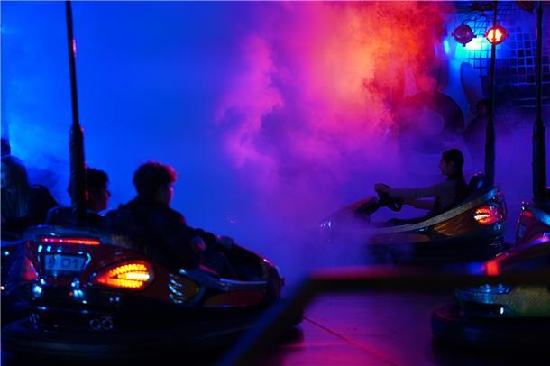 Autoscooter bei Nacht und Nebel