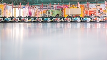 Autoscooter sind aneinandergereiht in einem Fahrgeschäft des "Bremer Freipaaks" an der Bürgerweide. Da der Inzidenzwert in Bremen die Grenze von 50 erreicht hat, wurde der Markt für Besucher geschlossen.