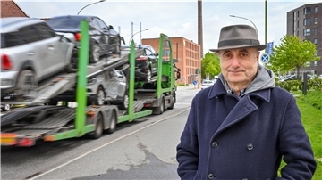 Autotransporter sind die schlimmsten Krachmacher, erst recht, wenn sie nicht beladen sind. Wenn die über die wellige Barkhausenstraße rumpeln, ist an Schlaf nicht zu denken, sagt Anlieger Ralf Ekrowski. Der Rechtsanwalt fordert die Stadt zum Handeln auf.