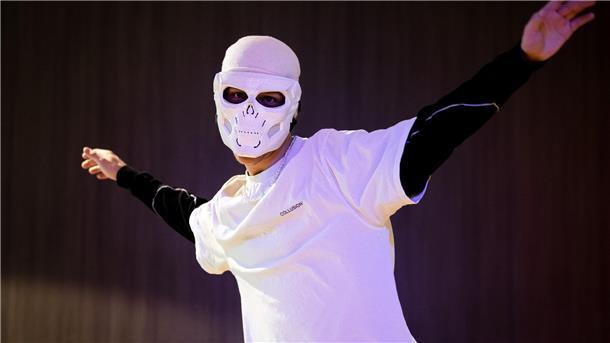 YouTube-Statement von Avemoves bewegt noch immer Tausende weltweit Ein Mann mit Maske tanzt in einem Studio.