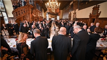 AWI-Direktorin Antje Boetius (links) sichtlich gut gelaunt bei der Schaffermahlzeit.