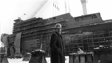 AWI-Gründungsdirektor Prof. Gotthilf Hempel in der Werft in Rendsburg.