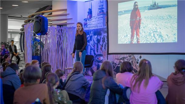 AWI-Wissenschaftlerin Dr. Stefanie Arndt berichtet Kindern und Jugendlichen im Klimahaus von ihrer Antarktis-Überwinterung.