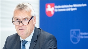 Axel Brockmann, Landespolizeipräsident in Niedersachsen, spricht bei einer Pressekonferenz im niedersächsischen Innenministerium. Kriminelle Clans sind nach Worten von Innenminister Pistorius auch in Niedersachsen ein ernstes Problem.