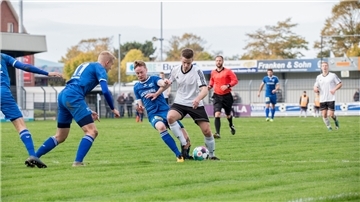 Axel France (rechts, helles Trikot) steht nach langer Fußball-Pause vor der Rückkehr ins Team des FC Hagen/Uthlede.