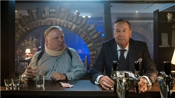 Axel Prahl (l) als Marko Wendrichs und Roland Kaiser in einer Szene der Komödie  „Eisland“.