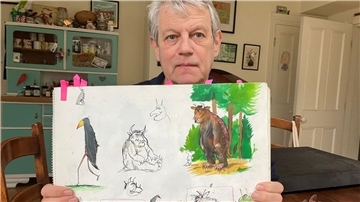 Axel Scheffler zeigt eine frühe Skizze des „Grüffelo“ in seinem Esszimmer in London.
