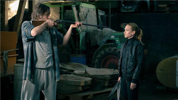 Sarah Kohr kämpft gegen „Geister der Vergangenheit“ Axel Thal (Alexander Wüst) bedroht Sarah Kohr (Lisa Maria Potthoff) mit einem Gewehr in einer Szene des Films „Sarah Kohr - Geister der Vergangenheit“.