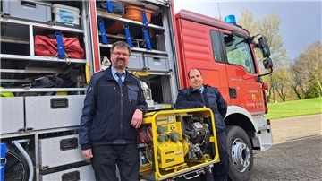 Die Feuerwehr Bokel bekommt ebenso wie die Feuerwehr Langen eine neues Gefahrengut Fahrzeug vom Kreis Cuxhaven. Es freuen sich Gefahrgutgerätefachwart Axel Volling (l.) und der stellvertretende Ortsbrandmeister Andreas Steffens von der Feuerwehr Bokel.
