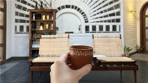 Wellness made in Asien: Detox, Onsen, Ayurveda Ayurveda ist eine uralte indische Form der Alternativmedizin: Im Innern einer Ayurveda-Klinik werden Gäste mit Kräutertee begrüßt.