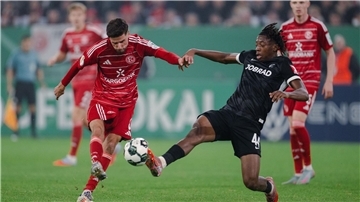 Früher Doppelschlag bringt Freiburg auf Achtelfinal-Kurs Azzouzi (l) war Düsseldorfs auffälligster Spieler.