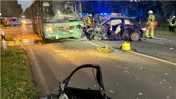 B71 bei Rademoorweg: PKW prallt in Bus – Zwei Verletzte, eine schwer.
