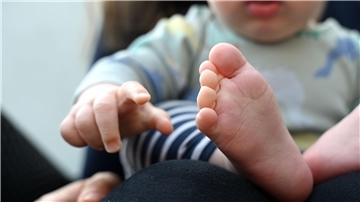 Babys schreien, wenn sie zum Beispiel Hunger haben.