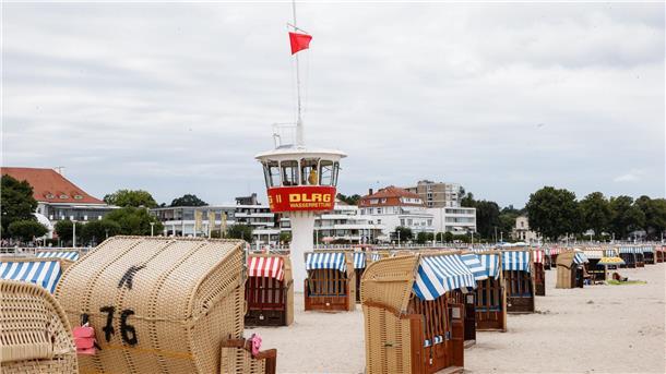 Von Borkum bis Usedom - DLRG startet Wachsaison Badegäste sollen auf die Strand-Sicherheitsflaggen achten. (Archivbild)