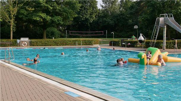 Baden wie in den 1970er Jahren: Nur der Schwimmdino, die Wasserrutsche und das Beachvolleyball-Feld sind neu - alles andere ist geblieben.